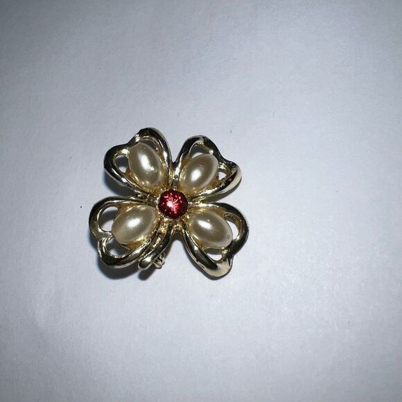 Vintage Four Leaf Clover with Faux Pearl - Picture 1 of 5